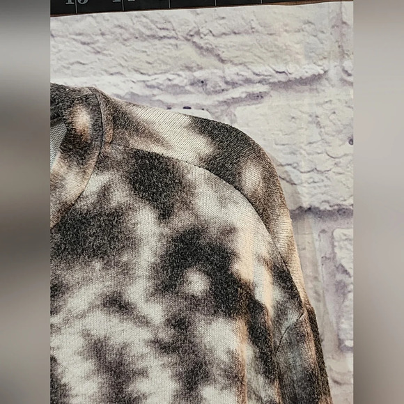 Mudd cropped top with black and white tie dye pattern Size S (Juniors) - Picture 3 of 4